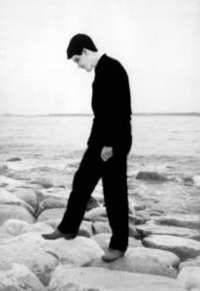 Juan como Hamlet, 1961, imagen del escritor y ensayista captada en Dinamarca, que se incluye en la exposición FOTO Mo